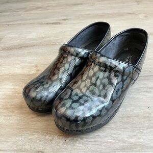 Dansko Woman’s metallic Black leopard cheetah animal print slip on clogs SZ 42